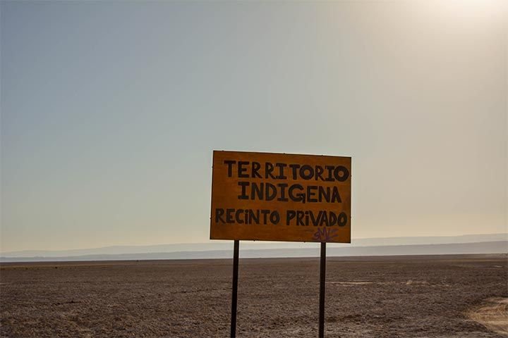 Cartel sobre una extensión de tierra que lee: Territorio indígena, recinto privado.