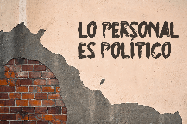 Una pared rota, que en una parte está pintada y en la otra tiene ladrillos. Sobre uno de los costados, un grafiti dice «Lo personal es político».