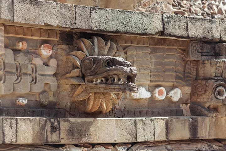 Escultura grabada en la pared en donde aparece Quetzalcóatl, o la serpiente emplumada, una deidad mesoamericana.