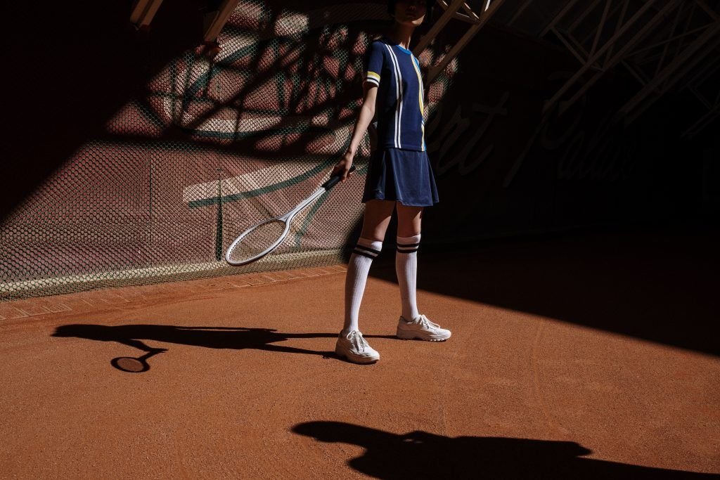 Persona sostiene en su mano una raqueta de tenis