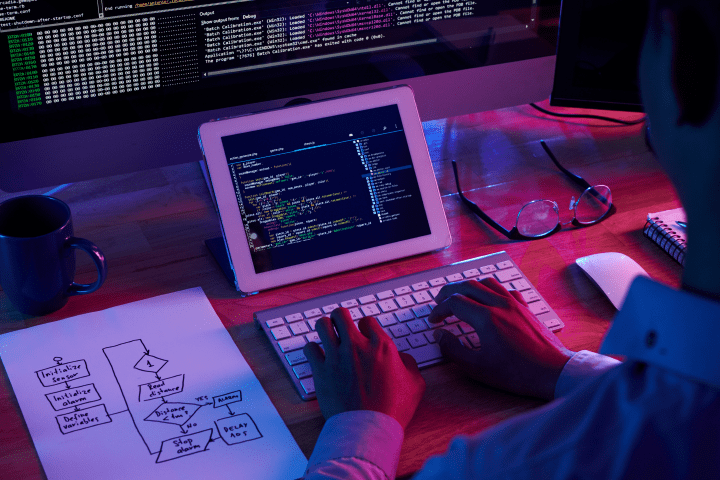 programador ingresando códigos en un ordenador